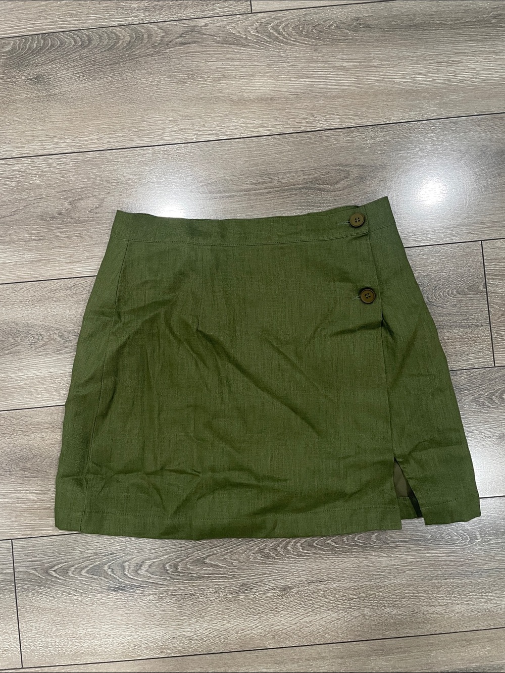 Button-Accent Olive Green wrapping Mini Skirt